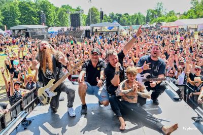 SP25 live - kapela s publikem