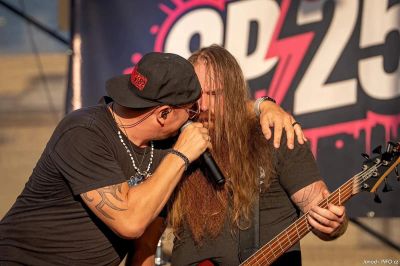 SP25 live - zpěvák a basista