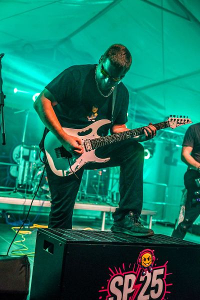 SP25 live - kytarista