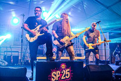 SP25 live - kapela na pódiu