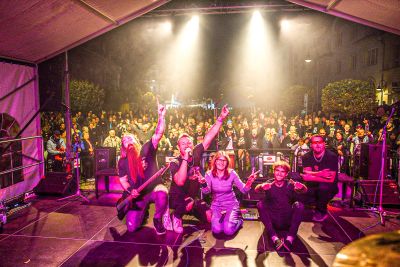 SP25 live - kapela s publikem