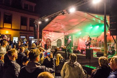 SP25 live - kapela v noci