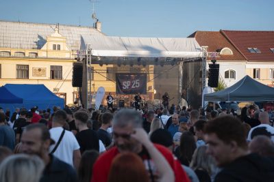 SP25 live - pódium s bannerem