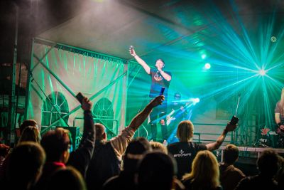 SP25 live - zpěvák a publikum